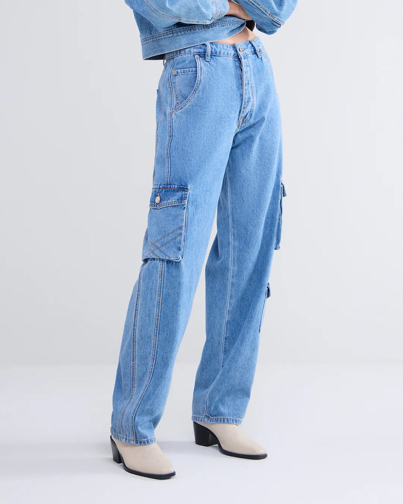 woman wearing Summum Woman cargo jeans