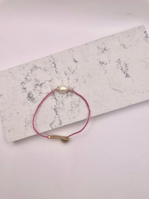 Lulu Queen Pearl Bracelet (Fuchsia)