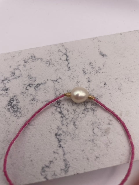 Lulu Queen Pearl Bracelet (Fuchsia)