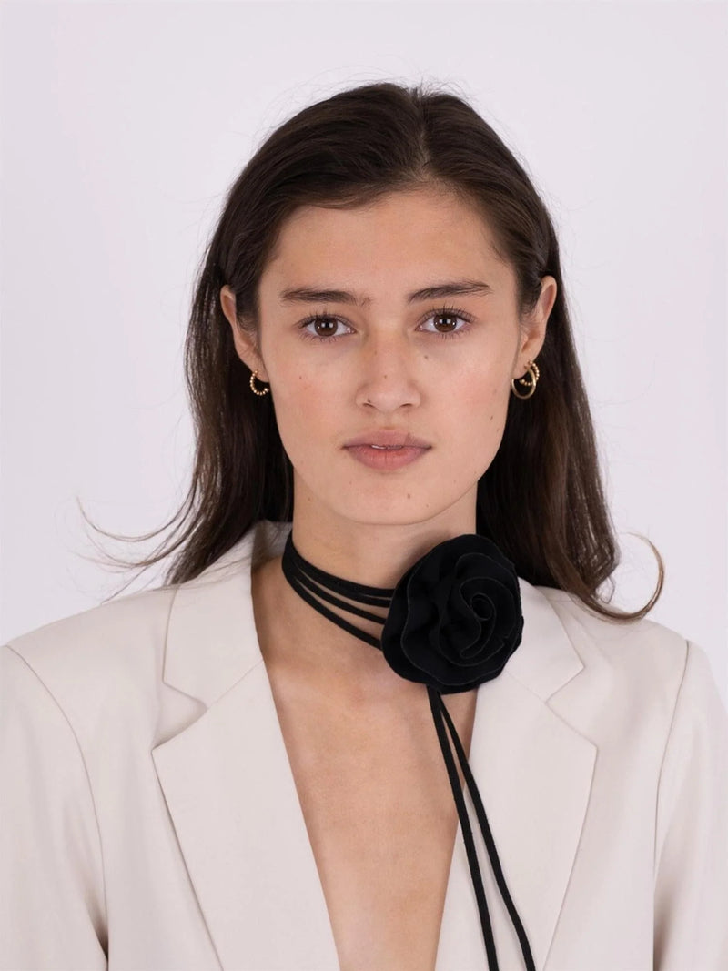 Neo Noir Rose with String - Black