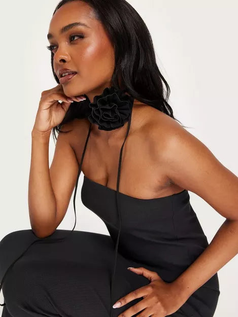 Neo Noir Rose with String - Black