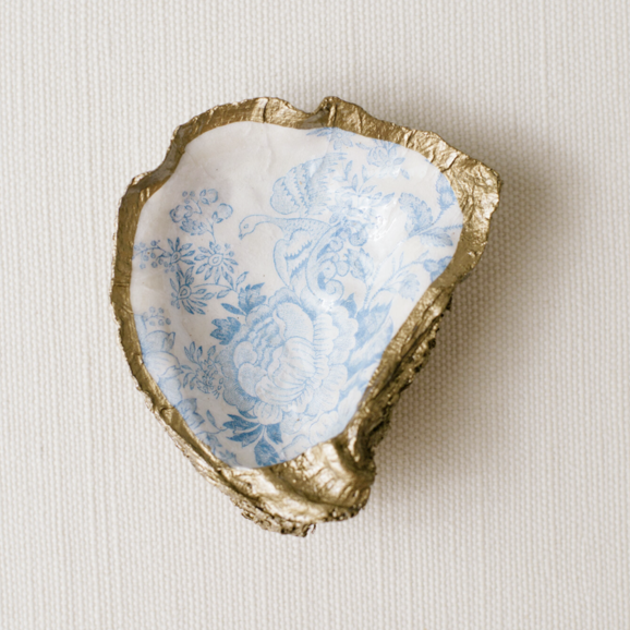 GRIT & GRACE Decoupage Oyster Jewellery Dish (Light Indigo Floral)